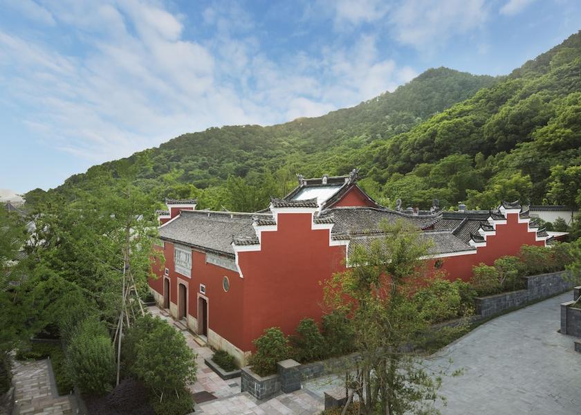 Zhejiang Ningbo Bar (on property)