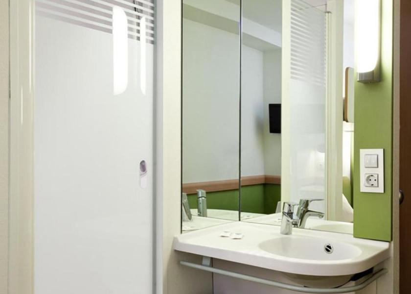 Flemish Region Machelen TRIPLE - room with a double bed and a single bu nk bed.