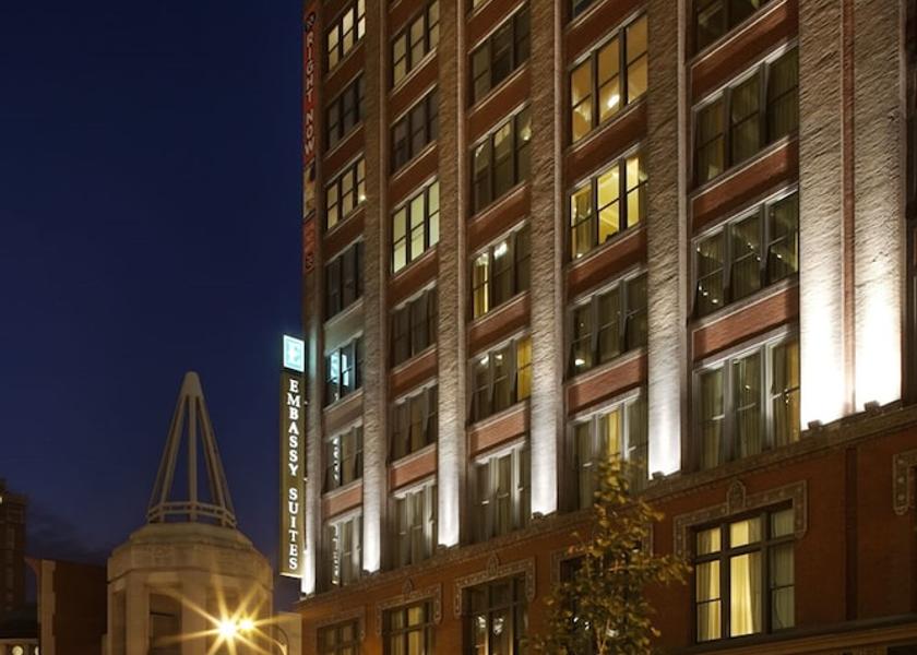 Missouri St. Louis Front of property - evening/night