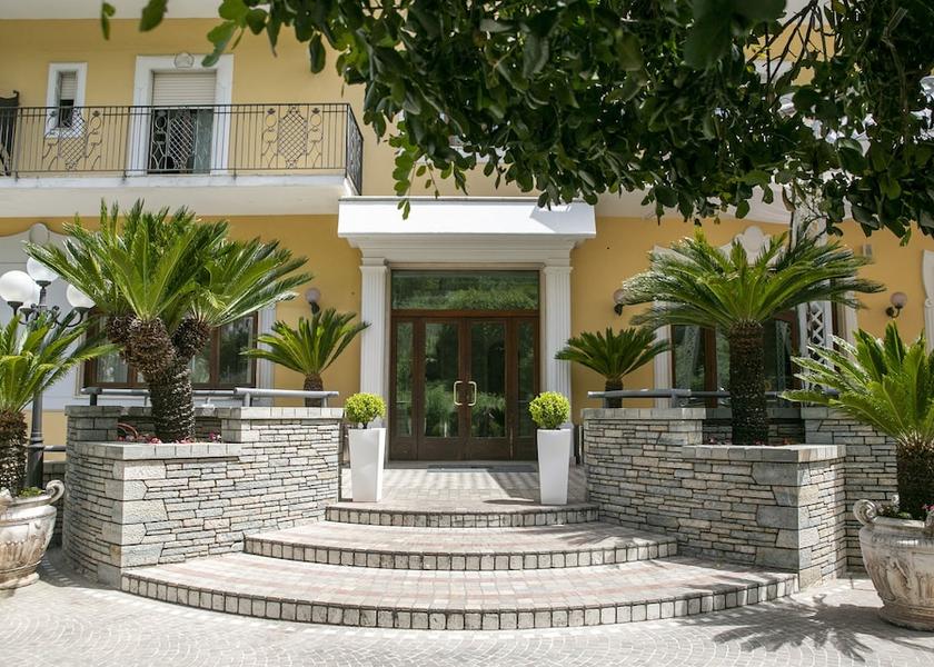 Campania Pimonte Exterior Detail