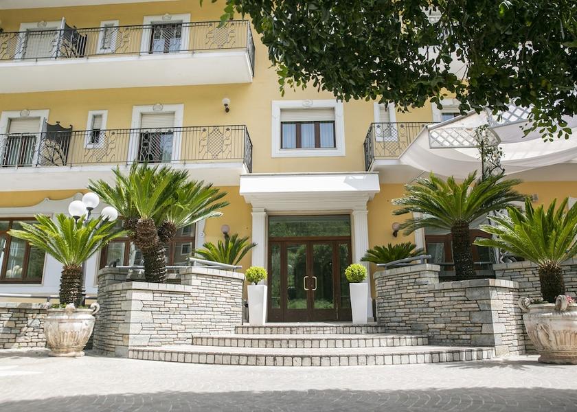 Campania Pimonte Facade