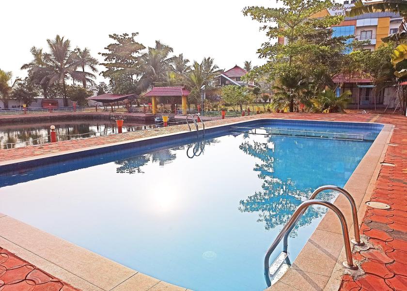 Kerala Kumarakom Pool