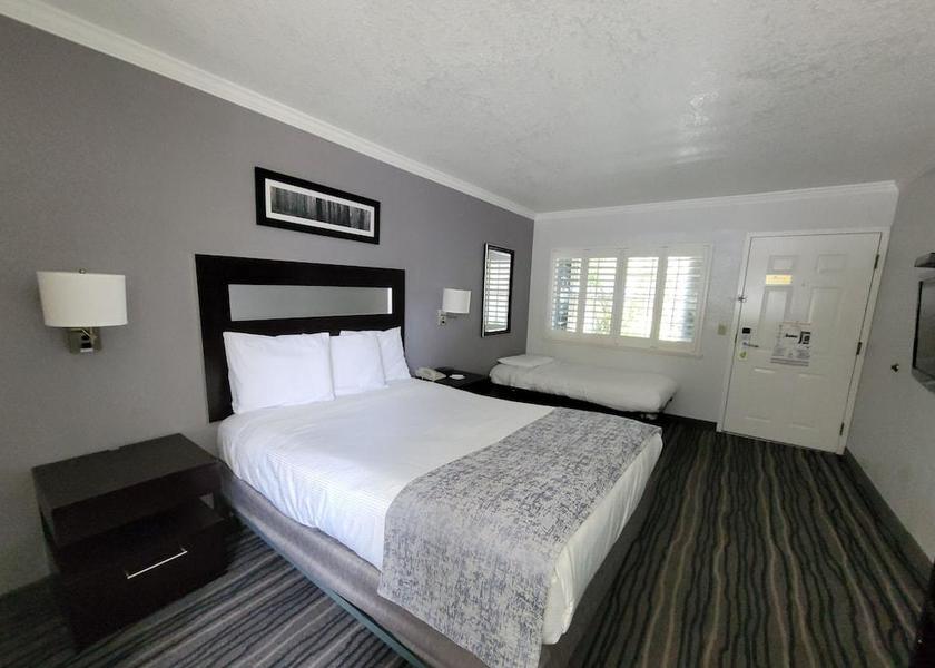 California Redwood City Queen Room with Twin Bed - Disability Access