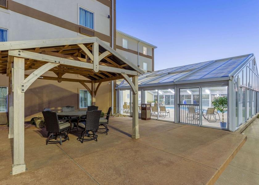 Illinois Rockford Courtyard