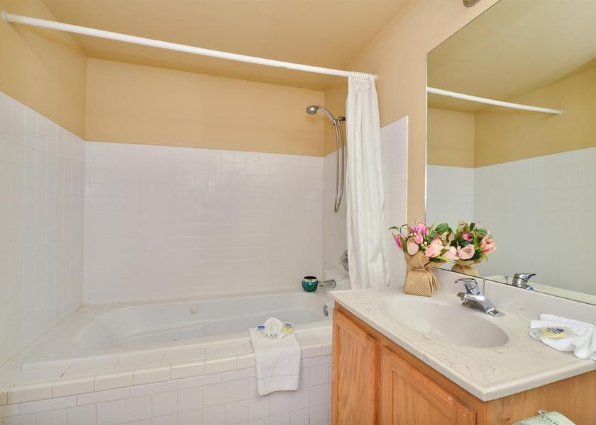 Washington Lakewood 1 King Bed Non-Smoking