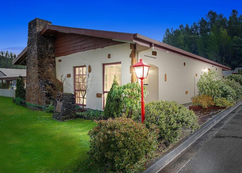 Tasmania Queenstown Garden view