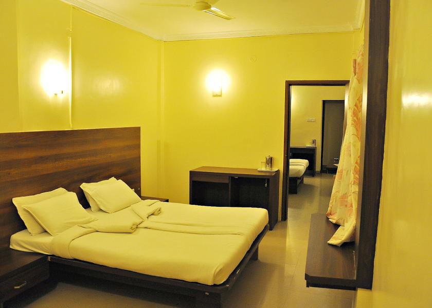 Maharashtra Pune Deluxe AC room-( Below 20 years are not allowed)