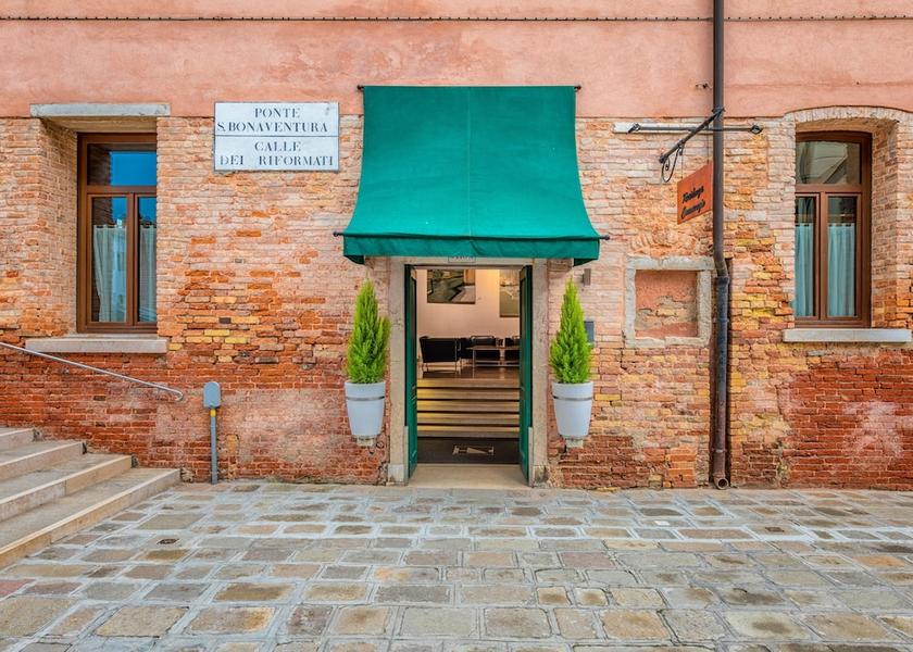 Veneto Venice Exterior Detail