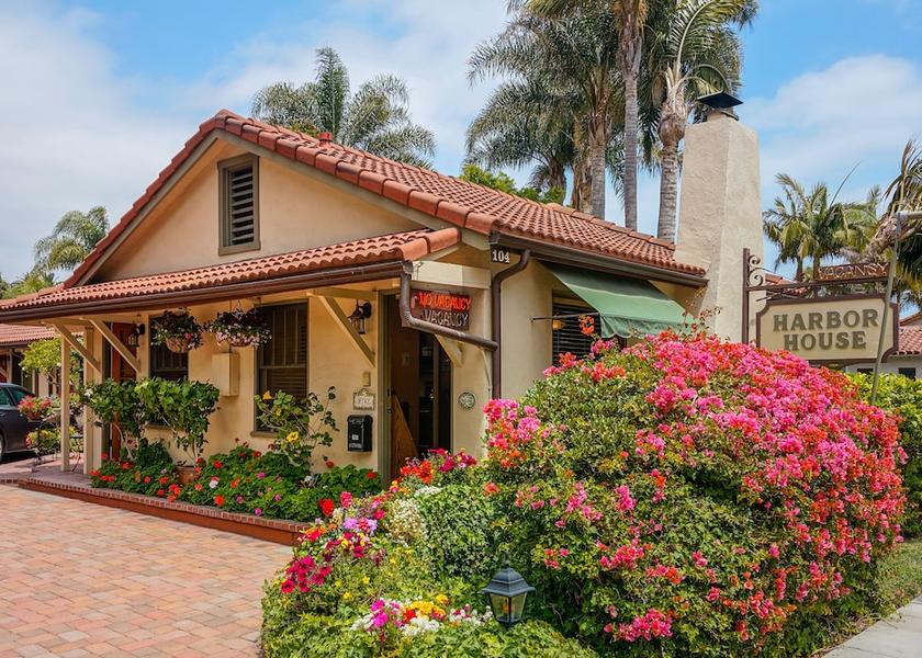 California Santa Barbara Front of property