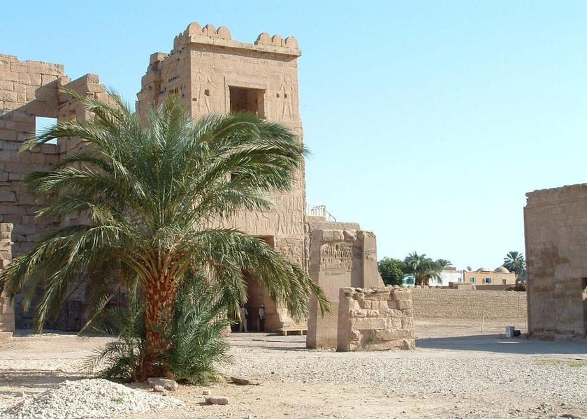  Luxor Exterior Detail