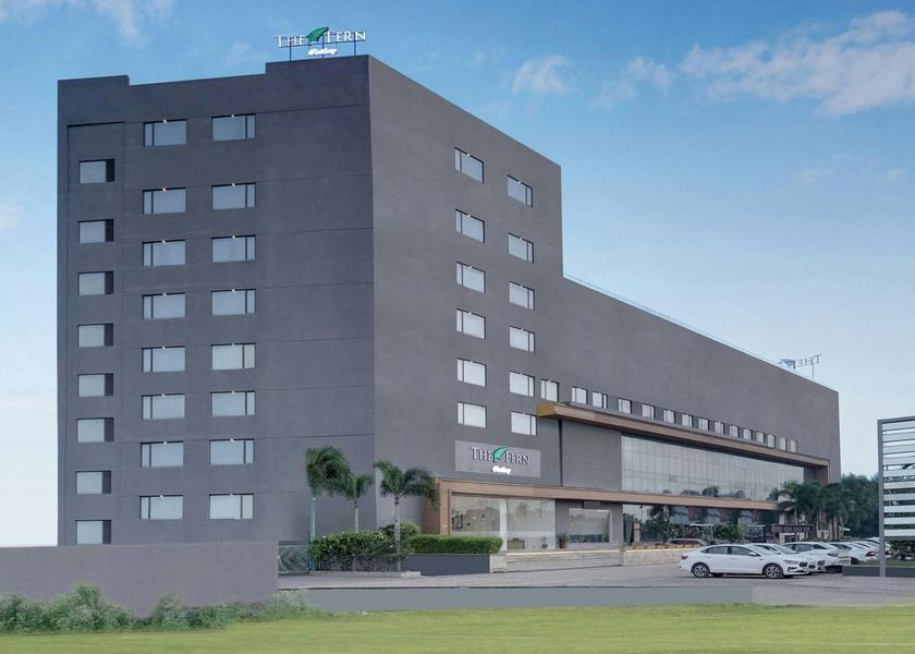 Exterior - Daytime - Parking Lot