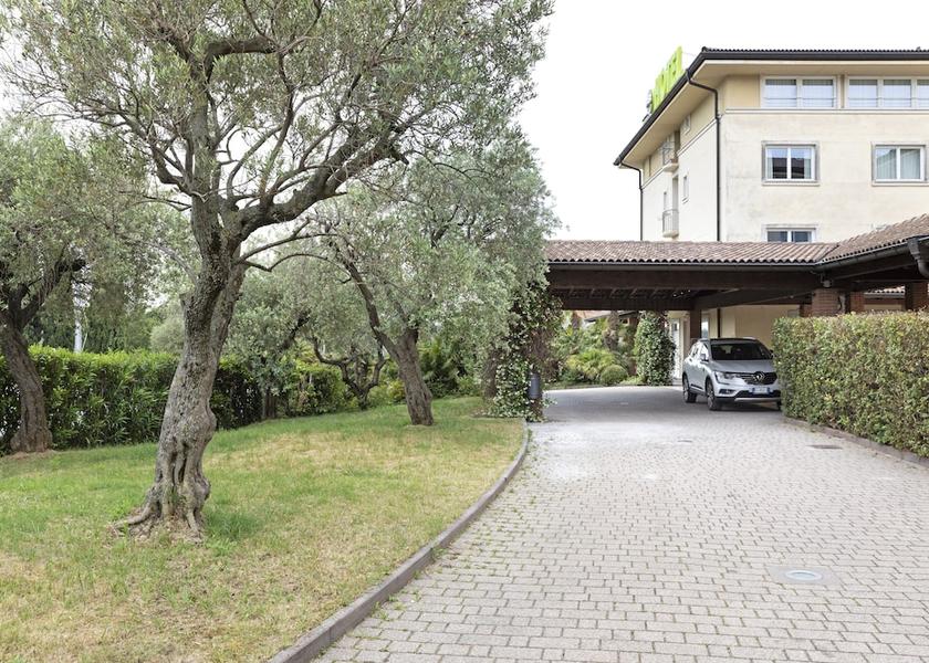 Veneto Affi Exterior Detail