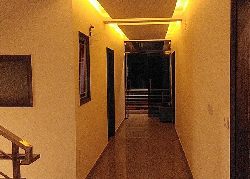 Delhi Delhi Hallway
