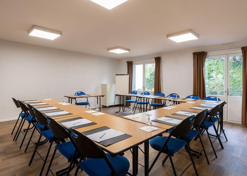 Ile-de-France Plaisir Meeting Room