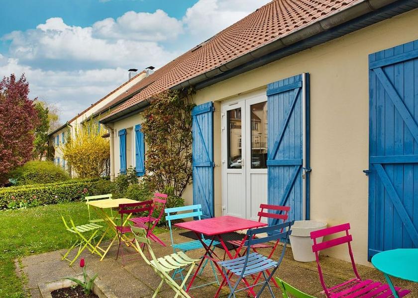 Ile-de-France Plaisir Exterior Detail