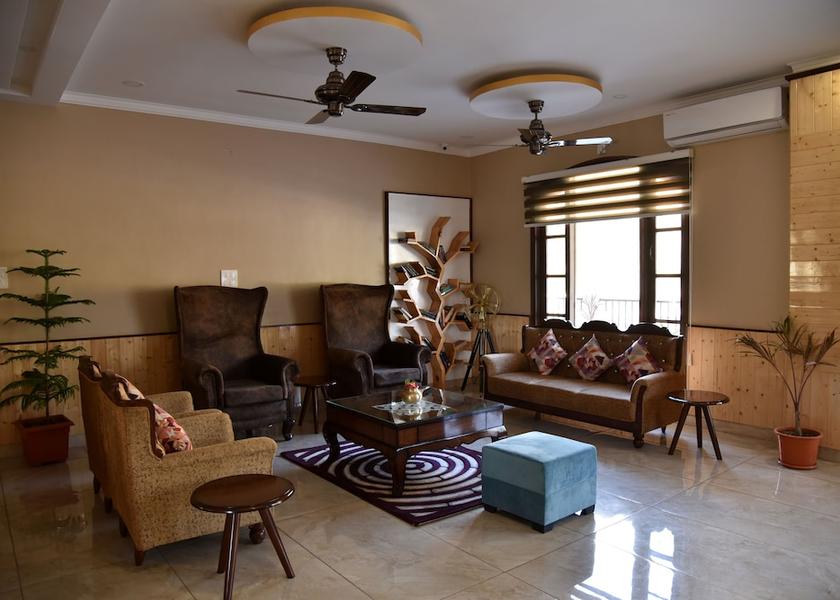Lobby lounge
