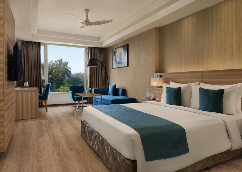 Karnataka Hubli Guestroom - King Bed - Desk - TV