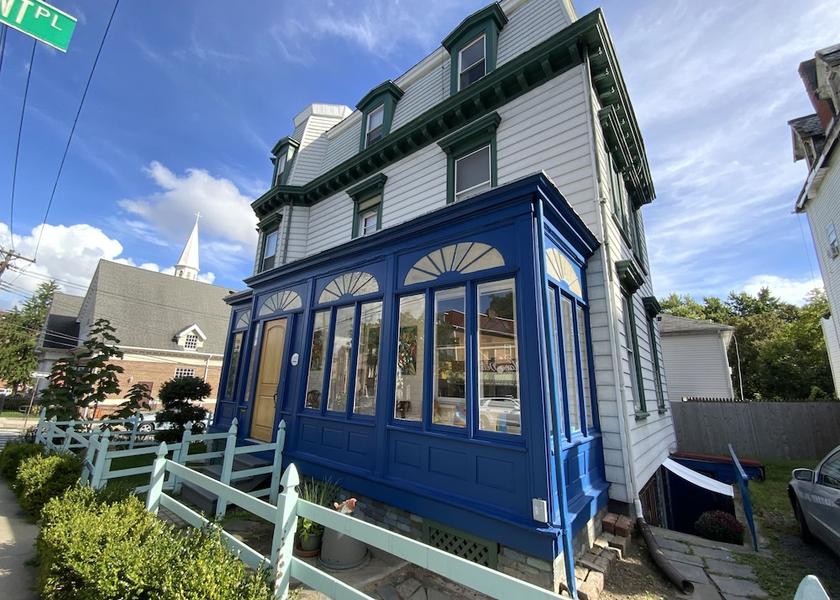 New York Staten Island Facade