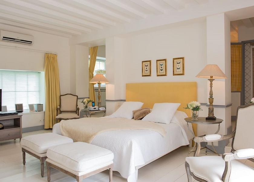 Bourgogne-Franche-Comte Courban Room