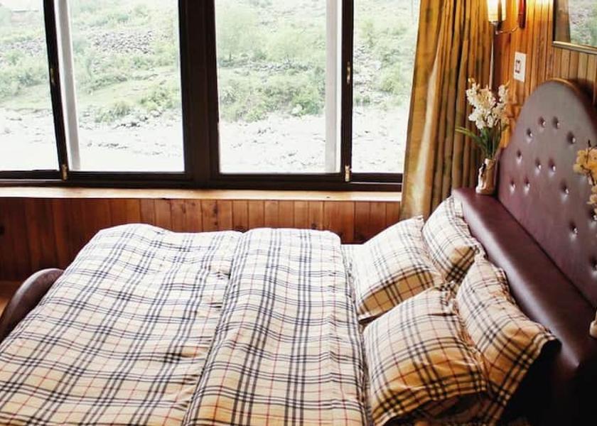 Jammu and Kashmir Pahalgam Deluxe Room with garden view