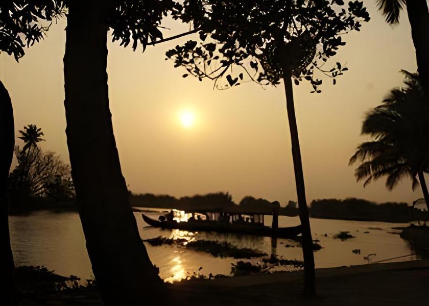 Kerala Kumarakom surrounding environment