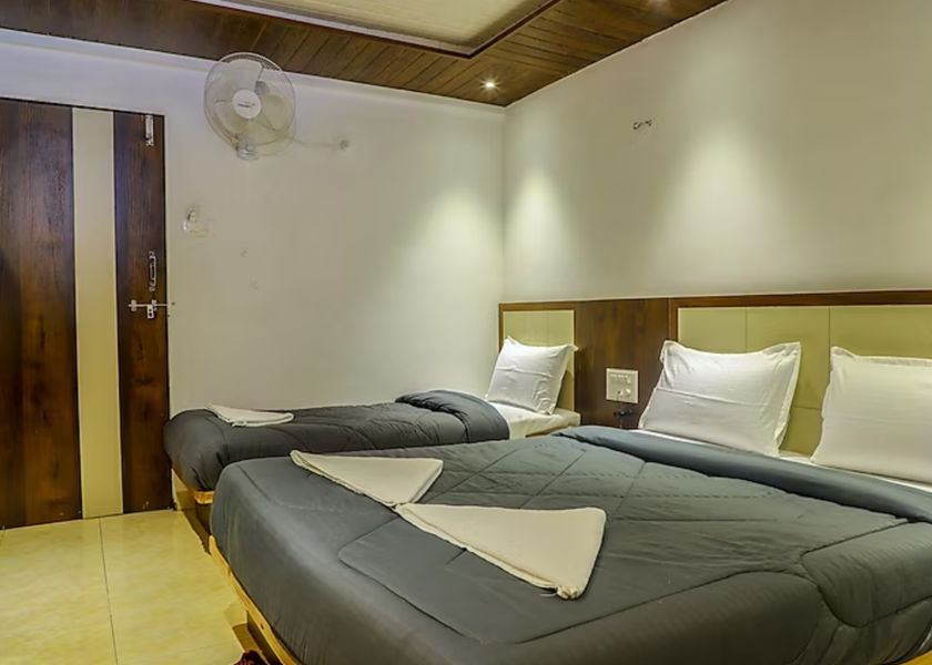 Maharashtra Mahabaleshwar Deluxe Double-Bed AC Room
