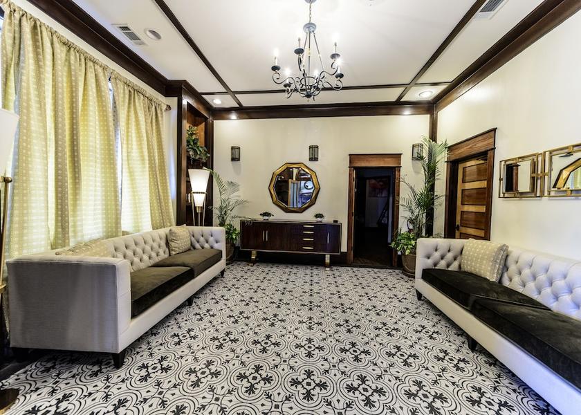 Florida De Funiak Springs Lobby sitting area