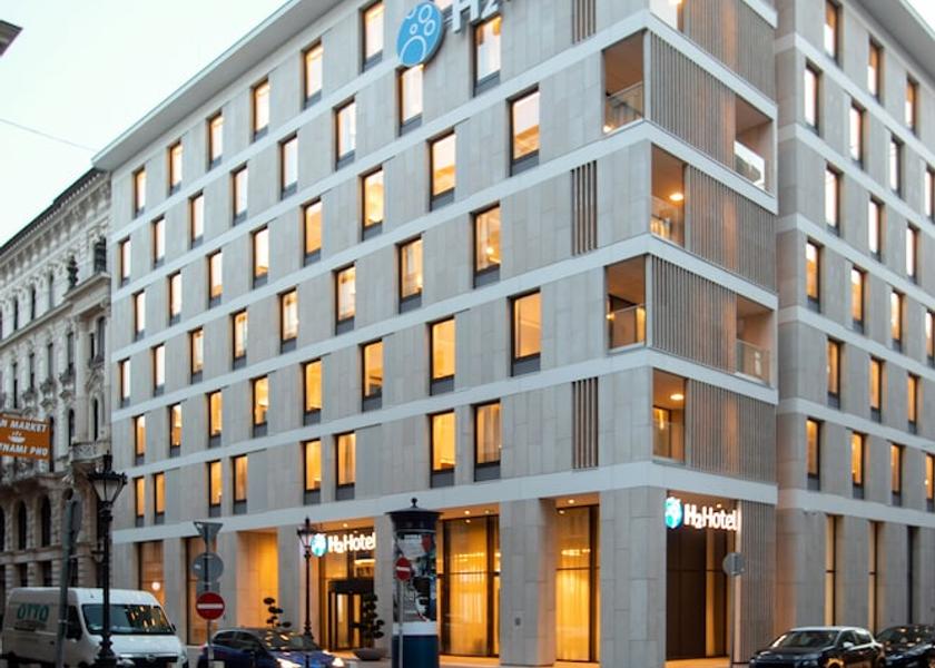  Budapest Exterior
