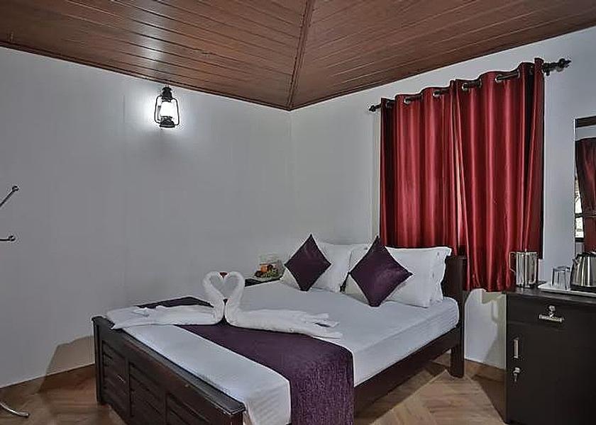 Kerala Munnar Wooden Hut Room
