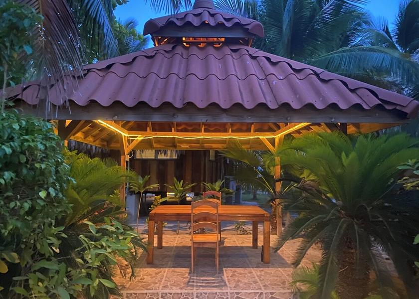 Belize St. George's Caye Couples dining
