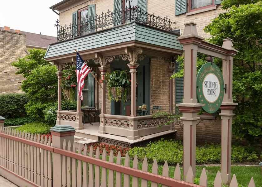 Wisconsin Cedarburg Hotel Exterior
