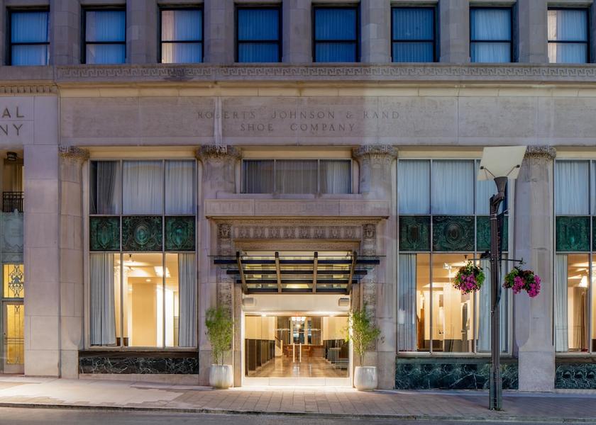 Missouri St. Louis Exterior Detail