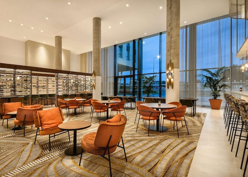 Île-de-France Roissy-en-France Bar (on property)