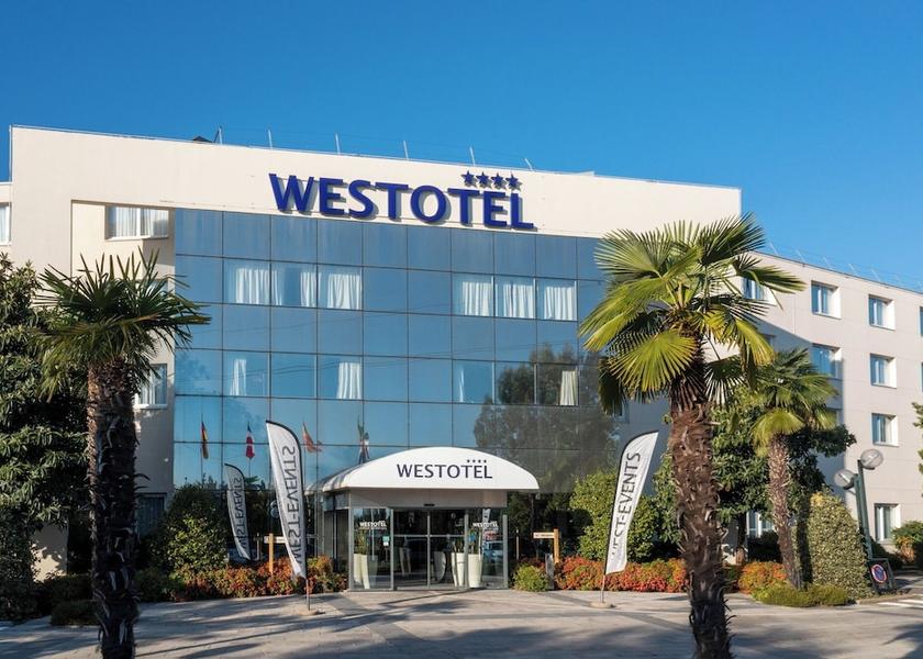 Pays de la Loire La Chapelle-sur-Erdre Exterior Detail