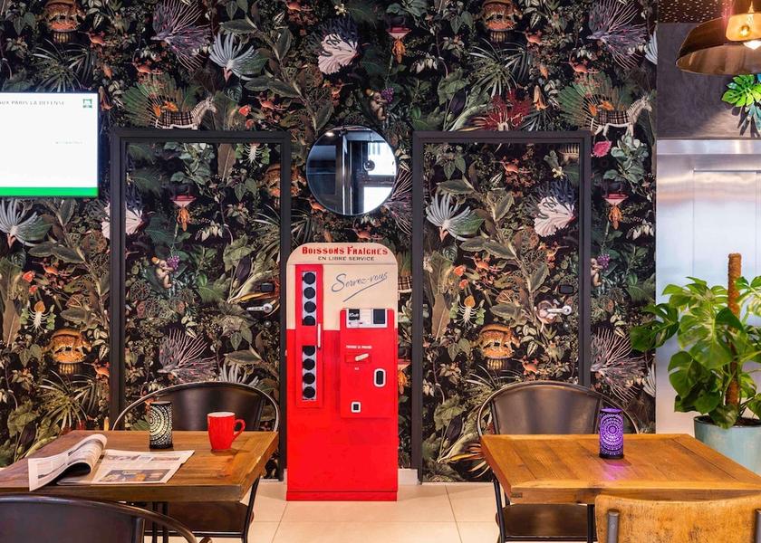 Ile-de-France Puteaux Exterior Detail