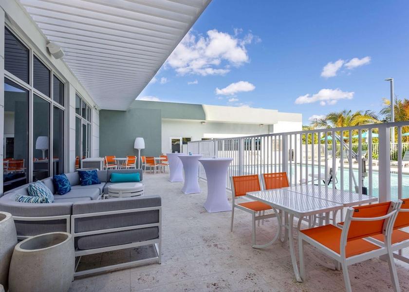 Florida Miami Springs Swim-up bar