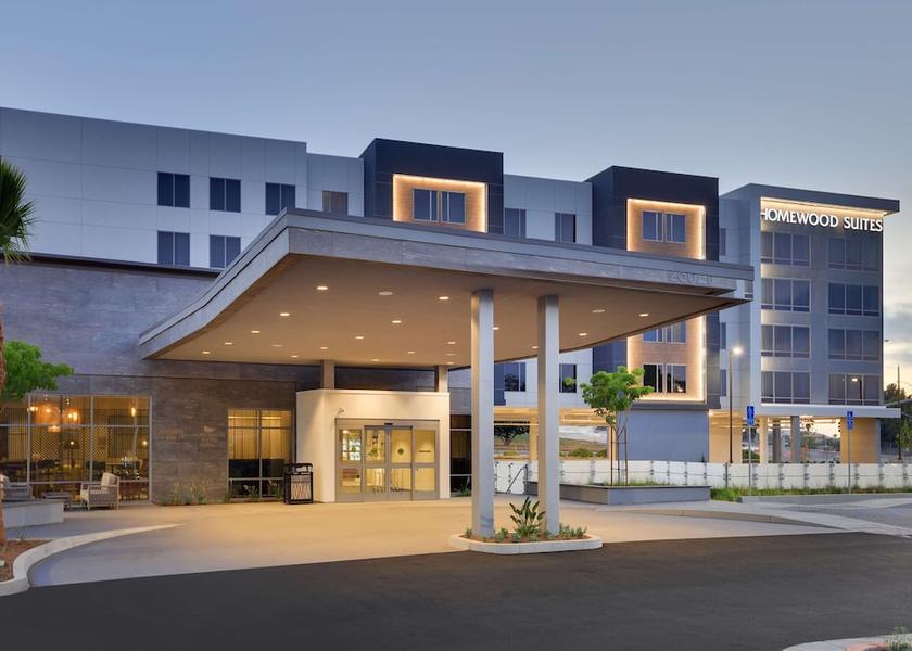 California Lake Forest Exterior Detail