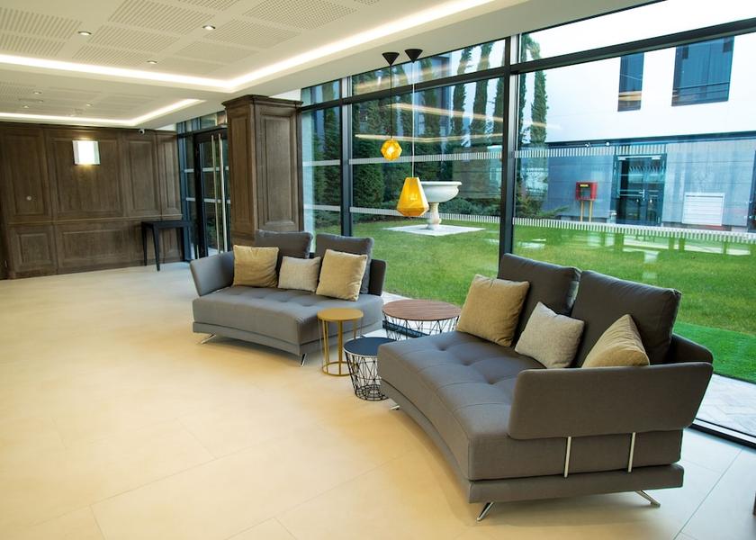 Île-de-France Saint-Cloud Lobby sitting area