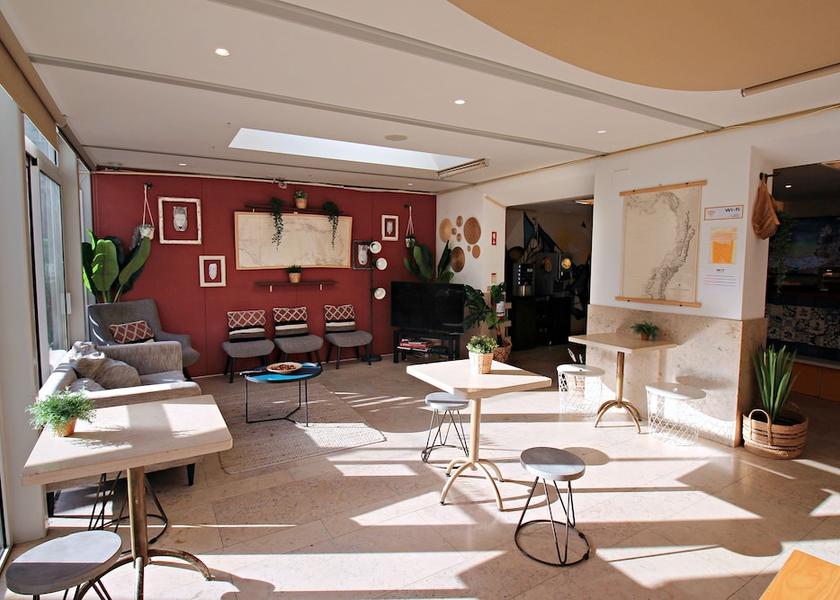  Lisbon Lounge