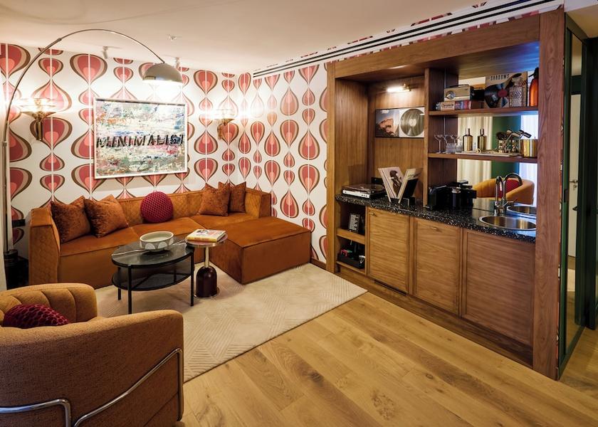 Victoria Melbourne Living area