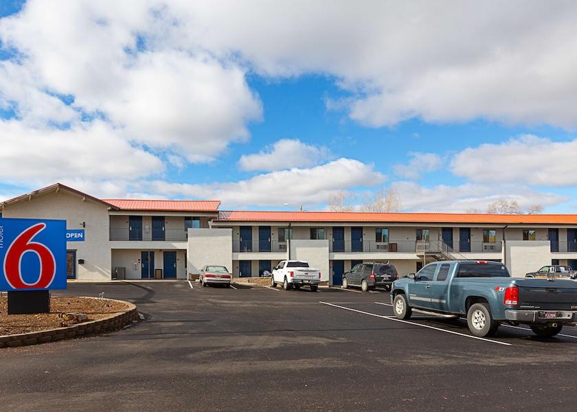 Arizona Show Low Exterior Detail