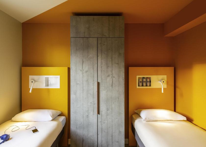 Occitanie Montpellier TRIPLE - room with 2 single beds and 1 retracta ble bed