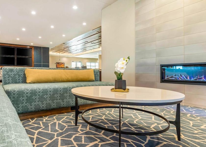 Iowa Bettendorf Lobby