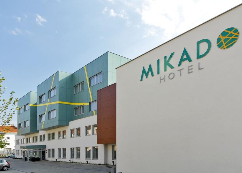  Nitra Exterior Detail