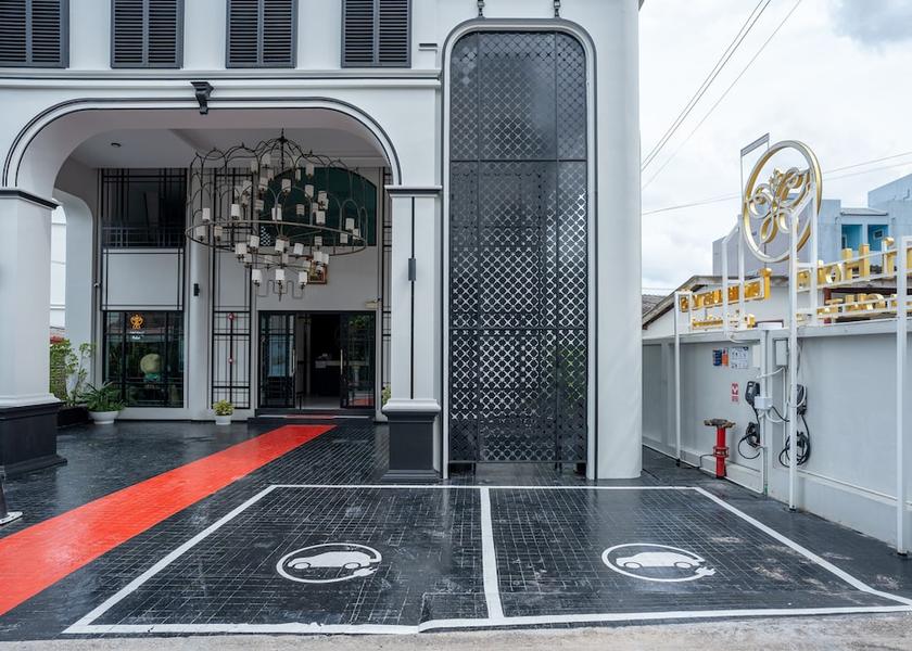 Electric vehicle charging station