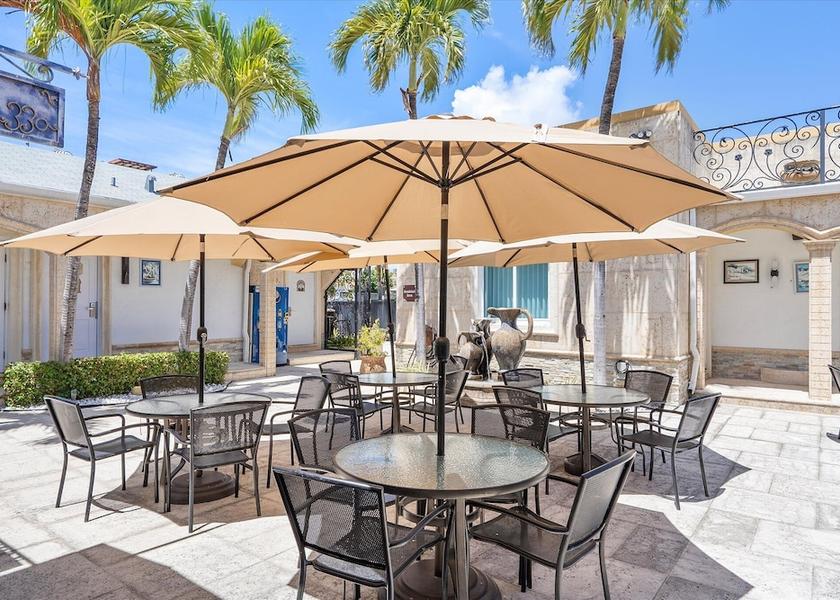 Florida Hollywood Courtyard