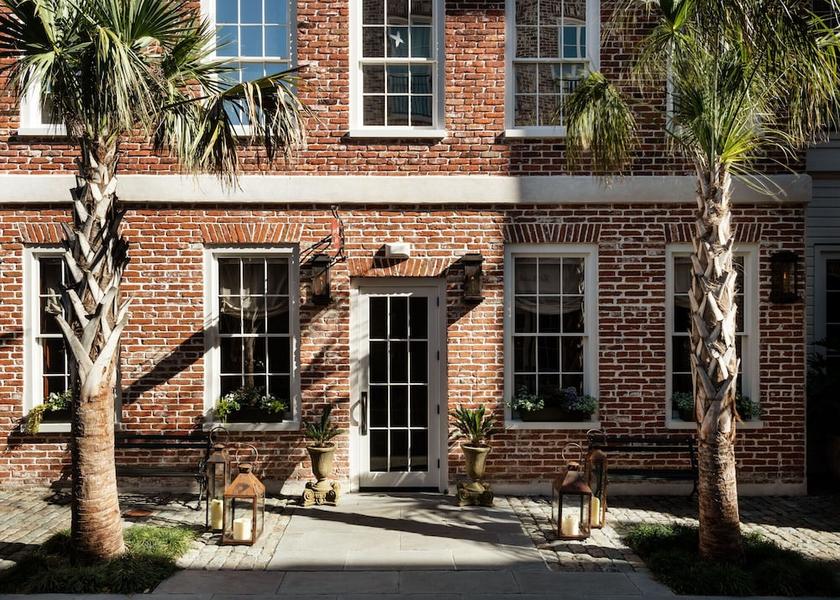 Illinois Charleston Exterior Detail