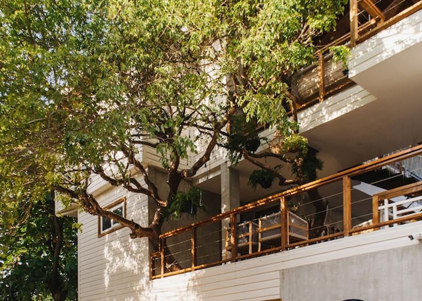 Islas de la Bahia Roatan Exterior Detail