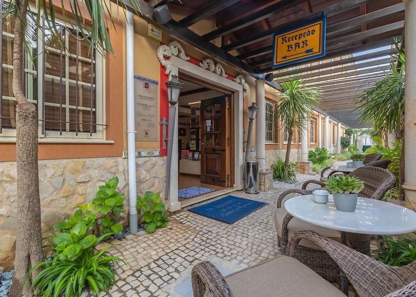 Faro Lagos Bar (on property)
