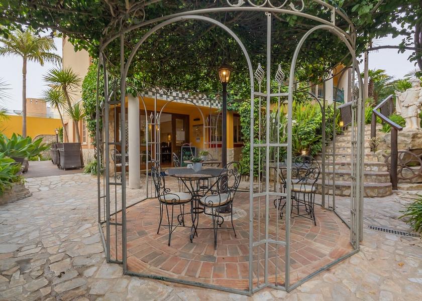 Faro Lagos Bar (on property)
